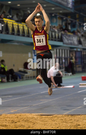 Atleta maschio compete nel salto triplo di un Gran Premio di soddisfare in Cardiff. Foto Stock