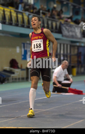 Atleta maschio compete nel salto triplo di un Gran Premio di soddisfare in Cardiff. Foto Stock