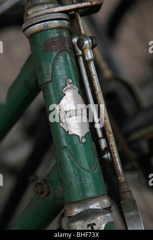 Vecchie biciclette e accessori in un capannone in bici Foto Stock