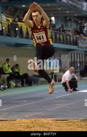 Atleta maschio compete nel salto triplo di un Gran Premio di soddisfare in Cardiff. Foto Stock