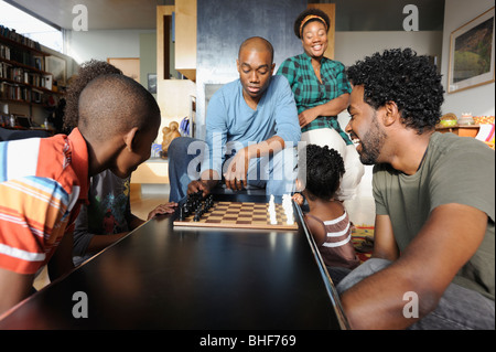 Famiglia nero guarda la partita a scacchi Foto Stock