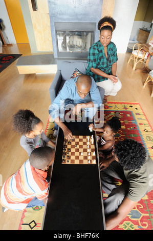 Famiglia nero guarda la partita a scacchi Foto Stock