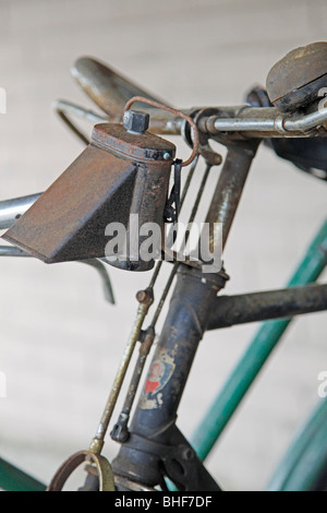 Vecchie biciclette e accessori in un capannone in bici Foto Stock