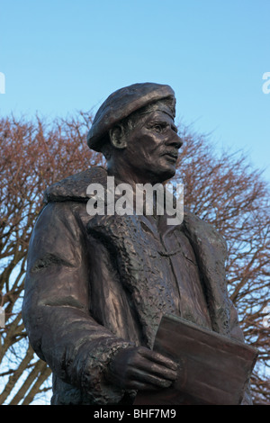 Portsmouth Hampshire REGNO UNITO Statua del maresciallo di campo Sir Bernard Montgomery Foto Stock