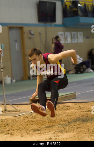 Atleta maschio compete nel salto triplo di un Gran Premio di soddisfare in Cardiff. Foto Stock