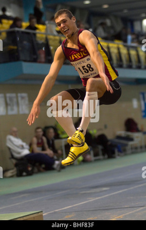 Atleta maschio compete nel salto triplo di un Gran Premio di soddisfare in Cardiff. Foto Stock