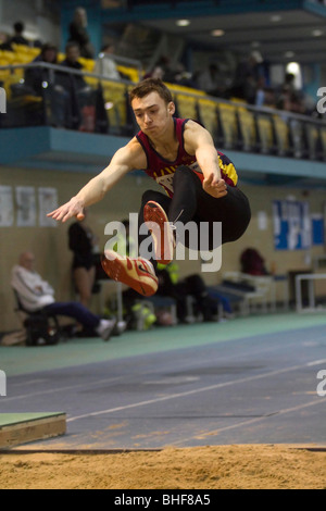 Atleta maschio compete nel salto triplo di un Gran Premio di soddisfare in Cardiff. Foto Stock