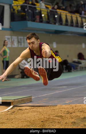 Atleta maschio compete nel salto triplo di un Gran Premio di soddisfare in Cardiff. Foto Stock