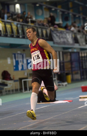 Atleta maschio compete nel salto triplo di un Gran Premio di soddisfare in Cardiff. Foto Stock