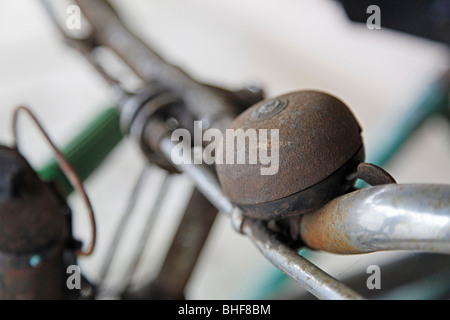 Vecchie biciclette e accessori in un capannone in bici Foto Stock