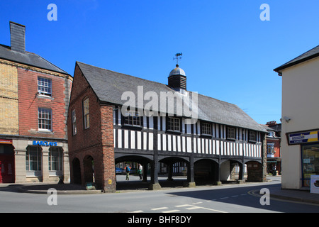 Centro storico di legno a sala mercato risalente agli inizi del XVII secolo. Llanidloes, Powys, Wales, Regno Unito. Foto Stock