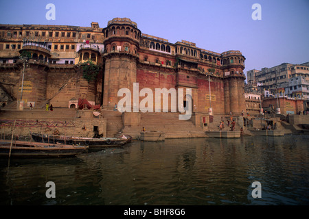 India, Uttar Pradesh, Varanasi, fiume Gange, bhonsale ghat Foto Stock