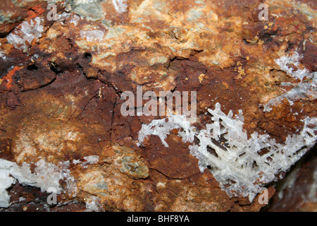 Cerussite, un carbonato di piombo minerale da Lake District, REGNO UNITO Foto Stock