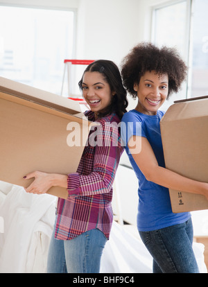 Amici di cartone che trasportano contenitori per il trasloco Foto Stock