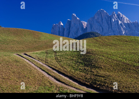 Villnoess Valley con Geisler gamma in background, Trentino-Alto Adige/Suedtirol, Italia Foto Stock