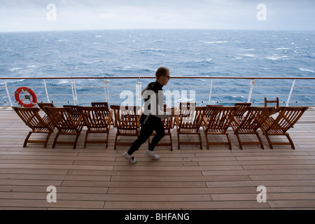 Passeggero, jogging jogging sul lungomare deck, crociera, Queen Mary 2, transatlantica, Oceano Atlantico Foto Stock