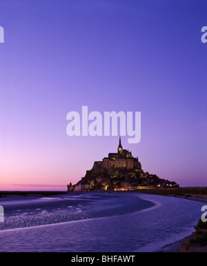 Le Mont St Michel al tramonto, costruita sull'isola di Mont Tombe. La Normandia, Francia Foto Stock