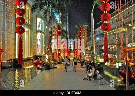 Le decorazioni di Natale presso il centro di Paragon con la stazione dello Skytrain, Siam Square, il centro cittadino di Bangkok, Tailandia, Asia Foto Stock