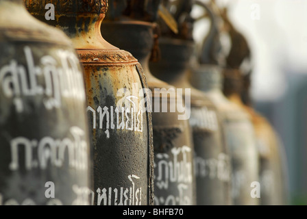 Campane sulla strada verso la cima della montagna dorata a Bangkok, Thailandia, Asia Foto Stock