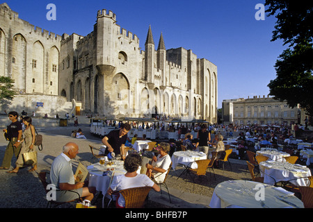 Diners seduta a tavola di fronte al palazzo dei papi di Avignone, Vaucluse Provence, Francia Foto Stock