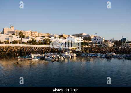Porto con barche da pesca sotto il cielo limpido, Puerto del Rosario, Fuerteventura, Isole Canarie, Spagna, Europa Foto Stock