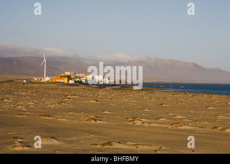 La sabbia e il villaggio Puertito de la Cruz, Parque Natural de Jandia, Jandia peninsula, Fuerteventura, Isole Canarie, Spagna, Euro Foto Stock