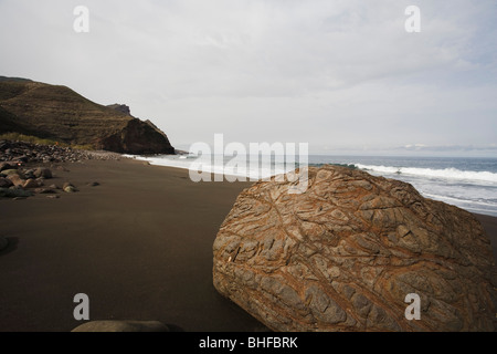 La solitaria spiaggia di El Risco sotto il cielo velato, Parque Natural de Tamadaba, costa Ovest, Gran Canaria Isole Canarie Spagna, e Foto Stock