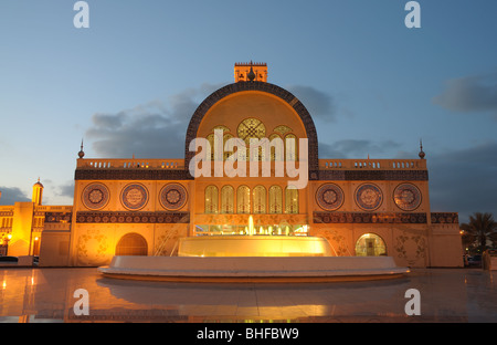 Souq centrale in Sharjah City di notte. Arabi Uniti Emriates Foto Stock