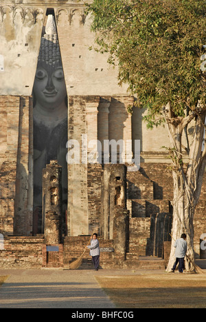 Grande Budda seduto al Wat Si Chum, Sukothai parco storico, Tailandia Centrale, Asia Foto Stock