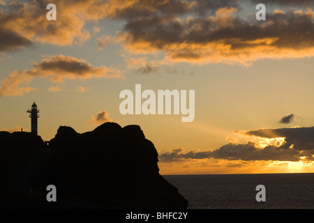 Faro presso il punto di vista di Punta de Teno al tramonto, Parque Rural de Teno, Tenerife, Isole Canarie, Spagna, Europa Foto Stock