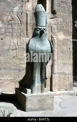 Statua del dio Horus, Tempio di Horus Edfu, Egitto, periodo tolemaico, c251 BC-c246 BC. Artista: sconosciuto Foto Stock