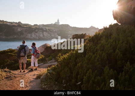 Gli escursionisti su un sentiero escursionistico a terra nella luce della sera, di Capo Testa a Santa Teresa Gallura Sardegna, Italia, Europa Foto Stock