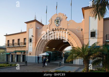 Ingresso alla Sala del mercato al crepuscolo, Santa Cruz de Tenerife, Tenerife, Isole Canarie, Spagna, Europa Foto Stock