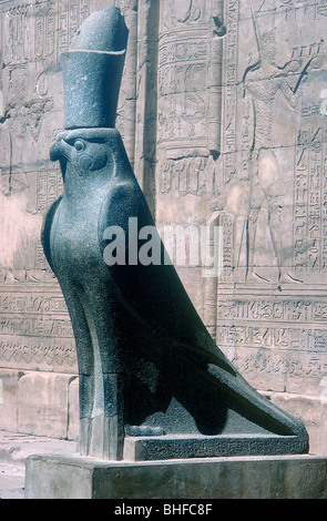 La figura del dio Horus in forma di un falco, Tempio di Horus Edfu, Egitto, C251BC-C246BC. Artista: sconosciuto Foto Stock