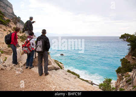 Gli escursionisti cercando in una baia a Golfo di Orosei, Sardegna, Italia, Europa Foto Stock