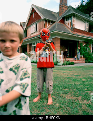 Bambini che giocano in giardino di Rowendale Homestead, Okains Bay, Penisola di Banks, Isola del Sud, Nuova Zelanda Foto Stock