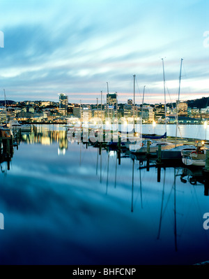 Barche a vela a crivelli superiori Marina a Lambton Harbour in serata, vista al Quartiere Centrale degli Affari, Wellington, Isola del nord, Foto Stock