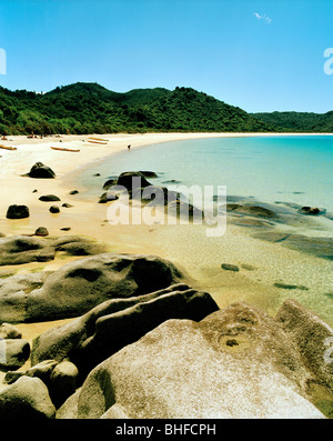 Persone e Canoe sulla spiaggia sotto il cielo blu, Onetahuti Beach, Onetahuti Bay, costa Nord, il Parco Nazionale Abel Tasman, Sud ISL Foto Stock