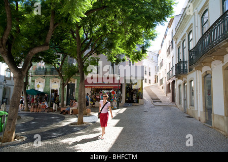 Le giovani donne a Lagos, Town Square con alberi, Signor, Lagos, Algarve, PORTOGALLO Foto Stock