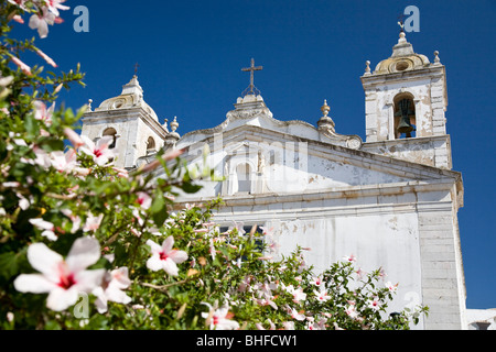 Santo Antonio chiesa con fiori di mandorlo, Lagos, Algarve, PORTOGALLO Foto Stock