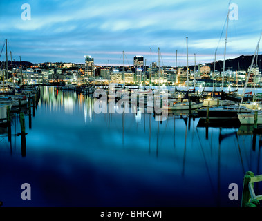 Barche a vela a crivelli superiori Marina a Lambton Harbour in serata, vista al Quartiere Centrale degli Affari, Wellington, Isola del nord, Foto Stock