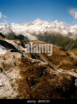 Vista aerea della neve coperto vette nella luce del sole, Westland National Park, Isola del Sud, Nuova Zelanda Foto Stock