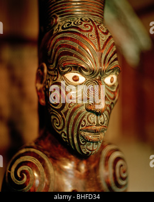 Figura scolpita sul polo principale a marae meeting house, Maori e Museo Coloniale, Okains Bay, Penisola di Banks, Isola del Sud, Nuova Zea Foto Stock