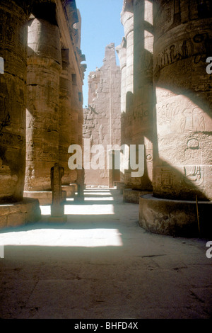 Pilastri nella grande Hypostyle Hall, Tempio di Amon, Karnak, Egitto, 14X-XIII secolo A.C. Artista: sconosciuto Foto Stock