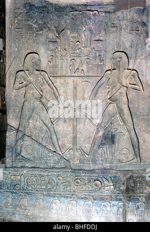 Il sollievo di due figure di Hapy dio del Nilo, tempio sacro a Amon Mut & Khons, Luxor, Egitto. Artista: sconosciuto Foto Stock