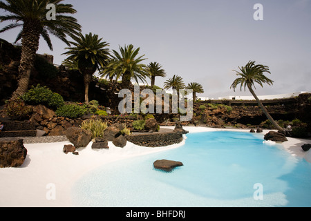 Piscina con palme in prossimità di una grotta vulcanica, Jameos del Agua, cava tunnel lava, architetto Cesar Manrique, UNESCO Biosph Foto Stock