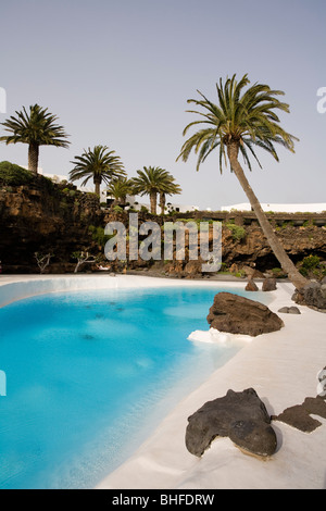 Piscina con palme in prossimità di una grotta vulcanica, Jameos del Agua, cava tunnel lava, architetto Cesar Manrique, UNESCO Biosph Foto Stock