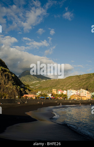 Pico Bejenado (1857m), il picco del vulcano estinto cratere de la Caldera de Taburiente e Spiaggia Puerto de Tazacorte, UNESCO Biospher Foto Stock