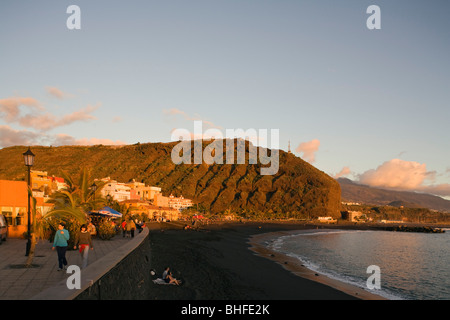 Lungomare e la spiaggia al tramonto, Puerto de Tazacorte, Riserva della Biosfera dall'UNESCO, Oceano Atlantico, La Palma, Canarie, Sp Foto Stock