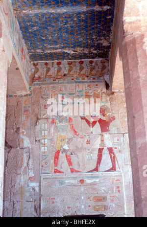 Dipinto di rilievo di Thutmosi III prima di Horus e il Tempio di Hatshepsut, Luxor, Egitto, c xv secolo A.C. Artista: sconosciuto Foto Stock
